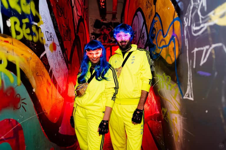 Portrait Duo fluo streetwear Soiree Immersive Undergroung theme Berlin aux Frigos de Paris Agence evenementiel Paris WATO