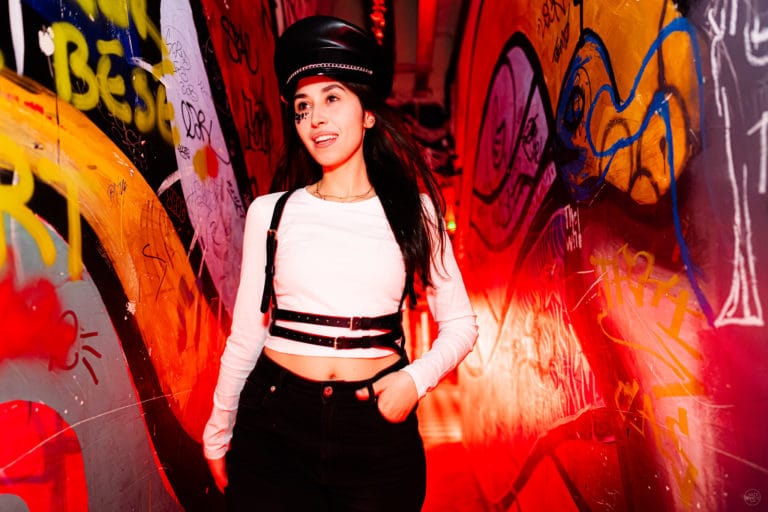Portrait Yasmine Benrahal Bonibene dans le tunnel avec Grafitis Soiree Immersive Undergroung theme Berlin aux Frigos de Paris Agence evenementiel Paris WATO