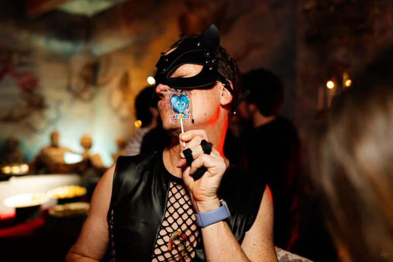 Portrait homme badass avec sucette Soiree Immersive Undergroung theme Berlin aux Frigos de Paris Agence evenementiel Paris WATO