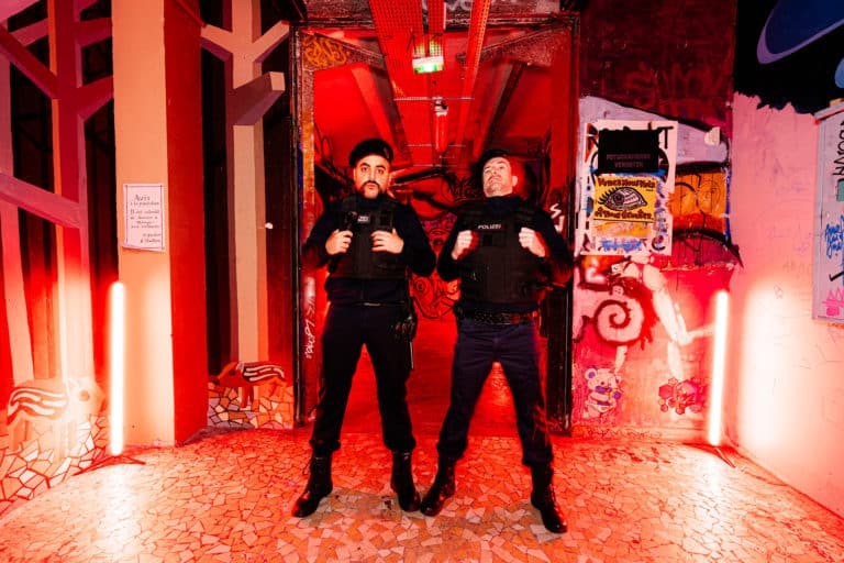 Portraits des deux policers badass Soiree Immersive Undergroung theme Berlin aux Frigos de Paris Agence evenementiel Paris WATO