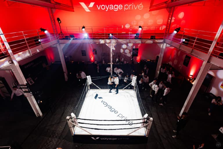 Ring de Boxe vue de haut soiree immersive Fight club dans atelier industriel pour Voyage Prive Agence Evenementiel Paris WATO