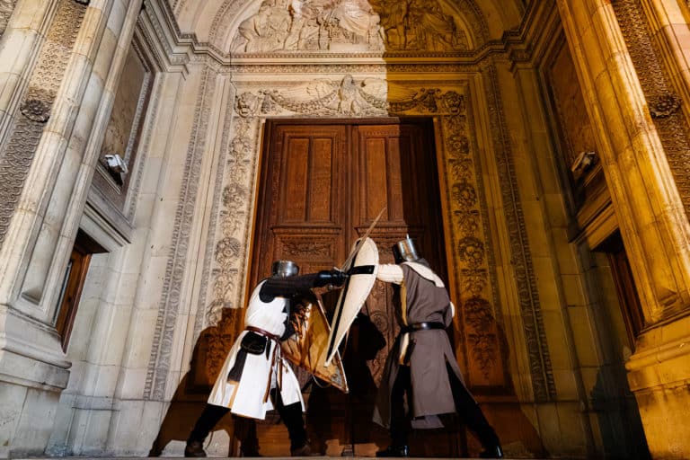 Scene de combat entre deux Chevaliers en Armure Soiree Immersive MALT theme medieval au conservatoire des Arts et Metiers de Paris Agence evenementiel Paris WATO