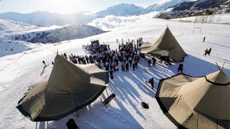 Tipis au sommet de la montagne pour Seminaire immersif voyage prive Alpe Huez Agence Evenementiel Paris WATO