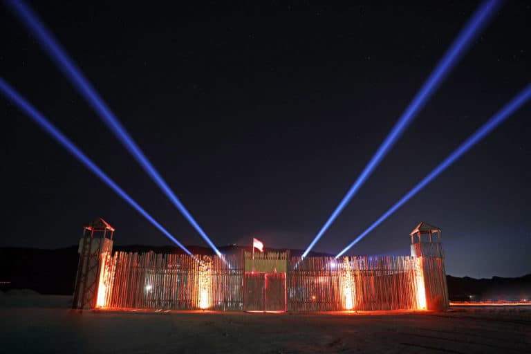 paysage Fort de cavalerie nuit avec lasers dans le ciel voyage Seminaire immersif western Agence evenementiel Paris WATO