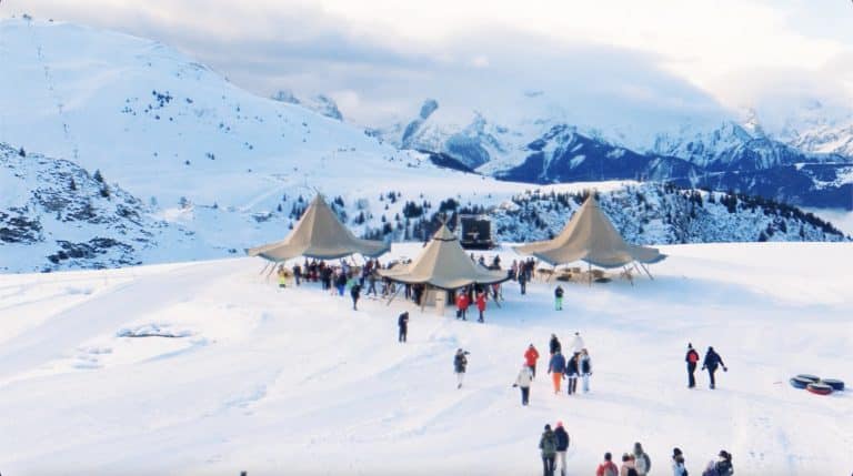 paysage sommet de la montagne avec tipis de jour Seminaire immersif voyage prive Alpe Huez Agence Evenementiel Paris WATO