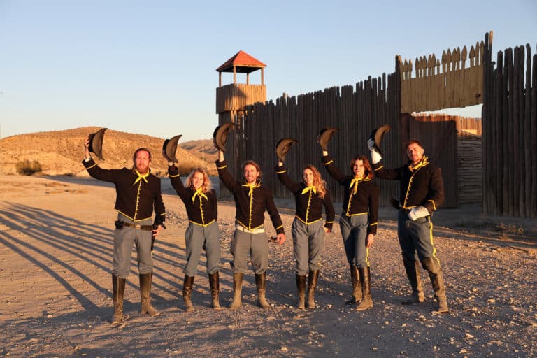 photo de la fabuleuse team WATO en cowboys devant Fort de cavalerie jour Seminaire immersif western voyage Agence evenementiel Paris WATO