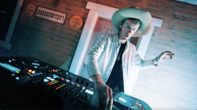 portrait DJ fete immersive western soir dans saloon Seminaire voyage immersif agence evenementiel paris WATO