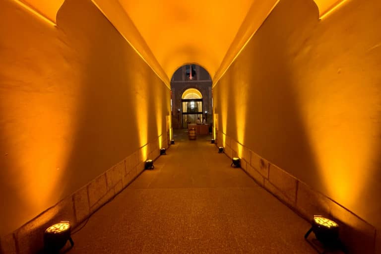 Decor tunnel immersif Real Academia del Bellas Artes de San Fernando soiree immersive voyage prive FITUR Madrid Agence evenementiel Paris WATO