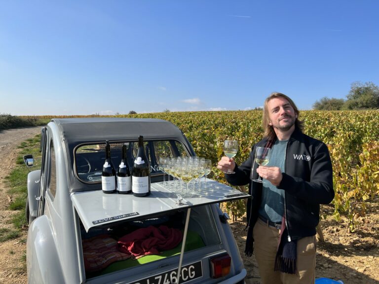 Foulques Jubert degustation de vin en Citroen 2 chevaux entre les champs de vignes Séminaire Immersif Decouverte Cotes d Or Bourgogne Dailymotion Agence Evenementiel Paris WATO