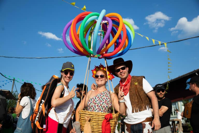 Portrait costume montgolfiere et sherif Cite Fertile summer party festive Mano Mano Agence evenementiel Paris WATO