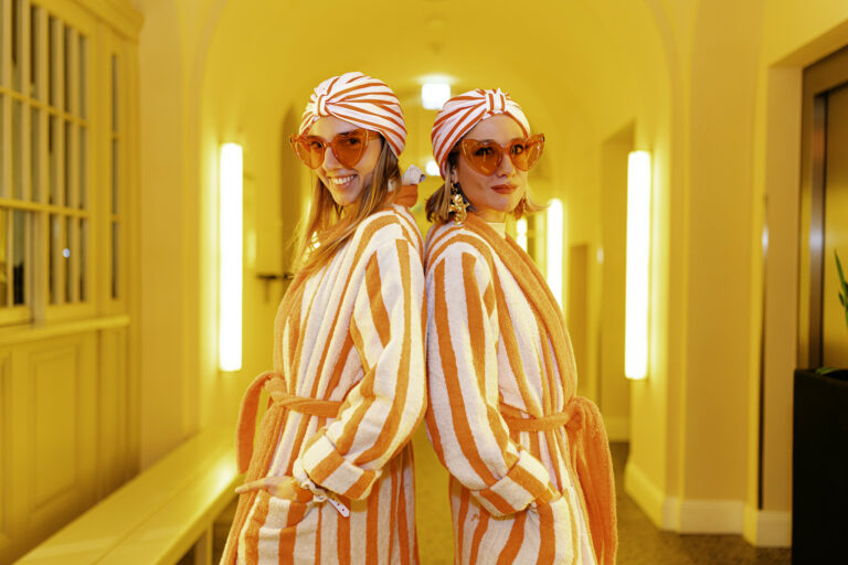 Carla Hofelin et Hyomi Legendre Dress code retro Voyage Prive Vintage Pool Party orange blanc Berlin Stadtbad Oderberger Agence evenementiel Paris WATO