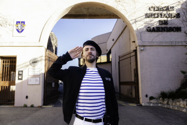 Foulques Jubert en tenue de marin devant entrée militaire du Fort Ganteaume Evenement spectaculaire Marseille Alliance Piscines Agence evenementiel Paris WATO
