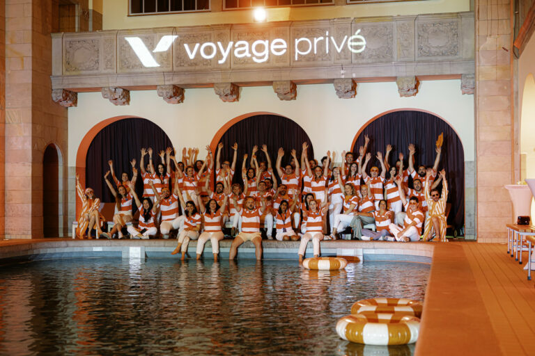 Photo d equipe Voyage Prive Vintage Pool Party retro orange blanc Berlin Stadtbad Oderberger Agence evenementiel Paris WATO