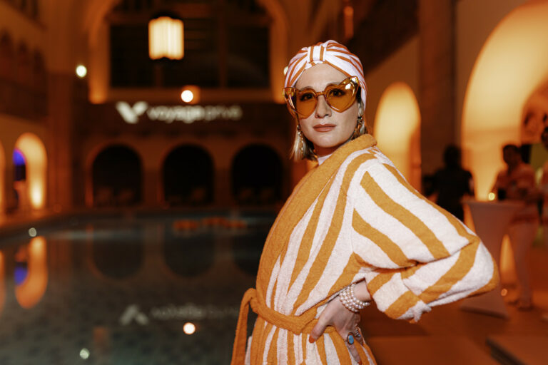 Portrait Hyomi Legendre dress code retro devant piscine Voyage Prive Vintage Pool Party orange blanc Berlin Stadtbad Oderberger Agence evenementiel Paris WATO