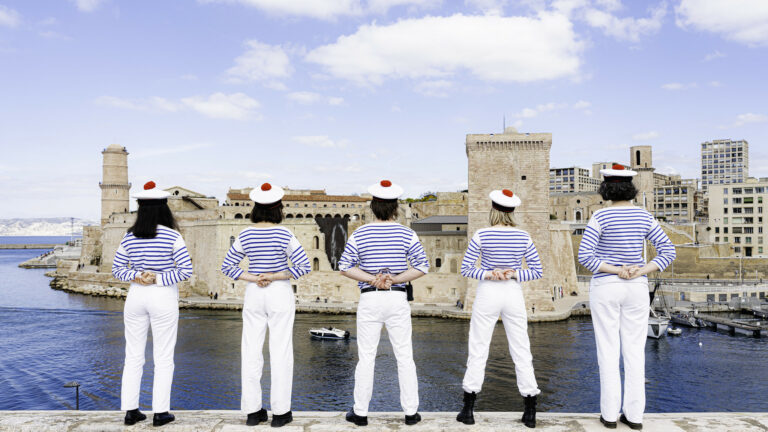 TEAM WATO tenue de marins face à la mer Evenement spectaculaire Marseille Fort Ganteaume Alliance Piscines Agence Evenementiel Paris WATO
