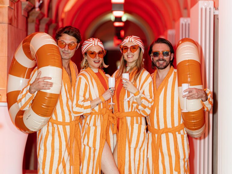 Team WATO dress code retro verre et bouée à la main Voyage Prive Vintage Pool Party retro orange blanc Berlin Stadtbad Oderberger Agence evenementiel Paris WATO
