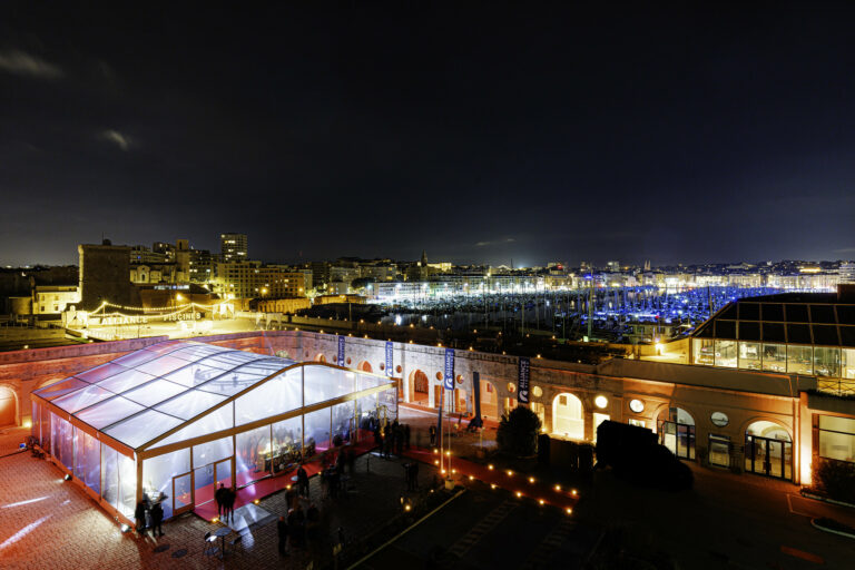 Tente arquee en crystal et vieux port de nuit Evenement spectaculaire Marseille Fort Ganteaume Alliance Piscines Agence evenementiel Paris WATO