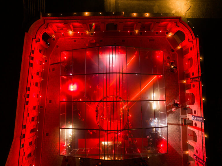 Tente arquee en crystal lumiere rouge sur la place d Armes de nuit Evenement spectaculaire Marseille Fort Ganteaume Alliance Piscines Agence Evenementiel Paris WATO