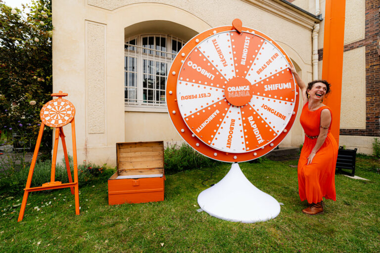 Animation roue de la fortune Summer party orange mania Musee de la Ceramique soiree immersive entreprise agence evenementiel Paris WATO