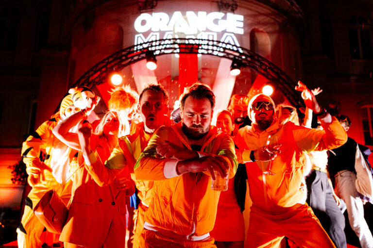 Costume invites nuit Summer party orange mania Musee de la Ceramique soiree immersive entreprise agence evenementiel Paris WATO