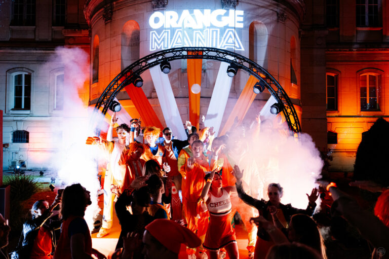 Dancefloor enflamme et cerce Summer party orange mania Musee de la Ceramique soiree immersive entreprise agence evenementiel Paris WATO