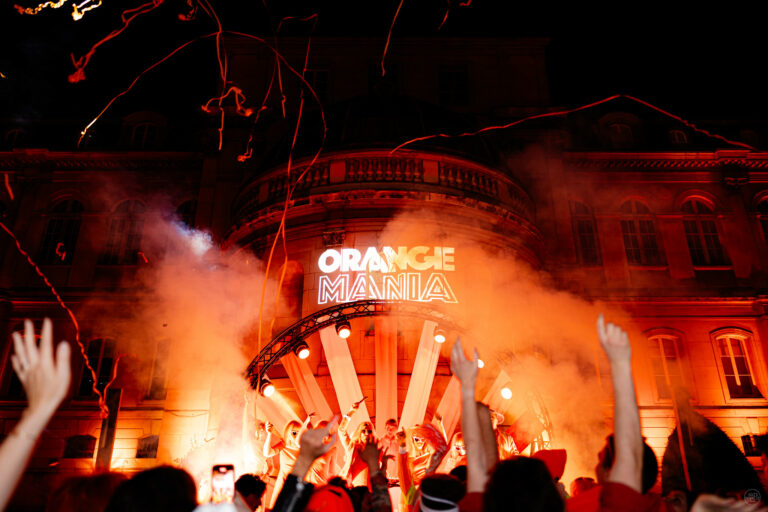 Dancefloor enflamme et cerce et fumee Summer party orange mania Musee de la Ceramique soiree immersive entreprise agence evenementiel Paris WATO