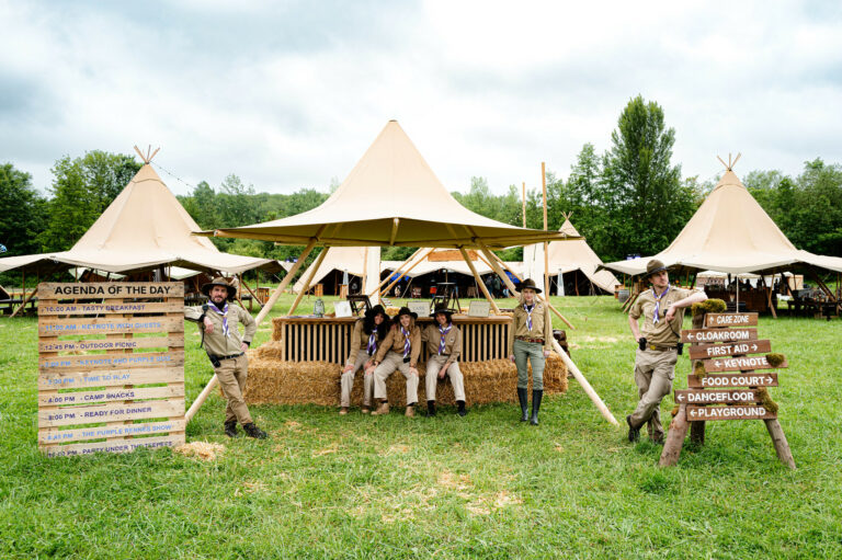 EQUIPE WATO FOULQUES JUBERT HYOMI LEGENDRE CARLA HOFELIN AURELIE QUILLOUX GREGOIRE DESROUSSEAUX SIGNALÉTIQUE BOIS PAILLE TIPI OPENCLASSROOMS CLASSE VERTE CAMP SCOUT EVENEMENTIEL AGENCE WATO PARIS