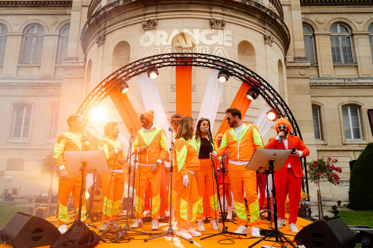 Groupe costumes Summer party orange mania Musee de la Ceramique soiree immersive entreprise agence evenementiel Paris WATO