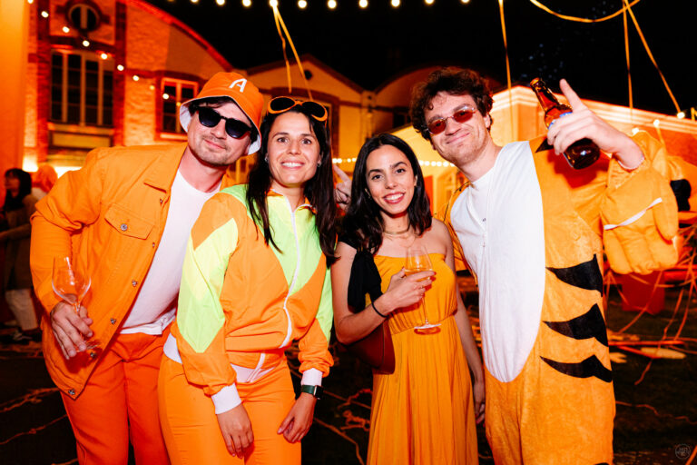 Invites costumes Summer party orange mania Musee de la Ceramique soiree immersive entreprise agence evenementiel Paris WATO (2)