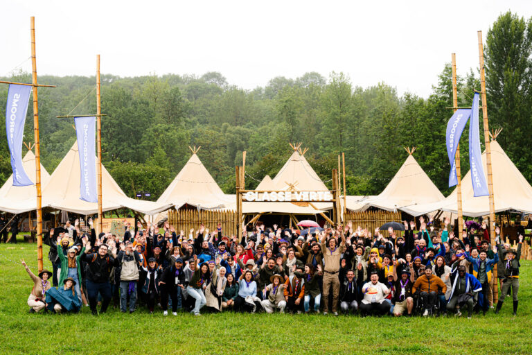 PHOTO DE GROUPE TIPI ETENDARDS OPENCLASSROOMS CLASSE VERTE CAMP SCOUT EVENEMENTIEL AGENCE WATO