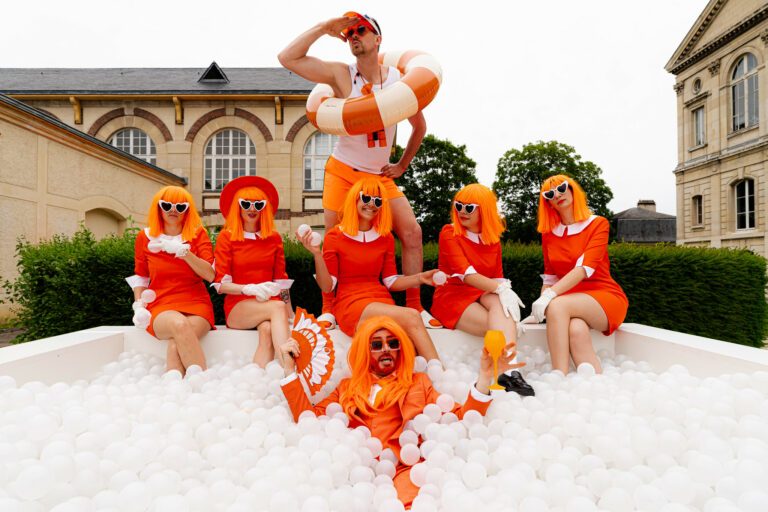 Photo groupe Team WATO piscine a boules Summer party orange mania Musee de la Ceramique soiree immersive entreprise agence evenementiel Paris WATO