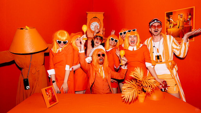 Photocall team WATO Summer party orange mania Musee de la Ceramique soiree immersive entreprise agence evenementiel Paris WATO