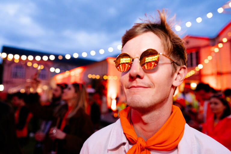 Reflet lunettes DJ Charles BSummer party orange mania Musee de la Ceramique soiree immersive entreprise agence evenementiel Paris WATO