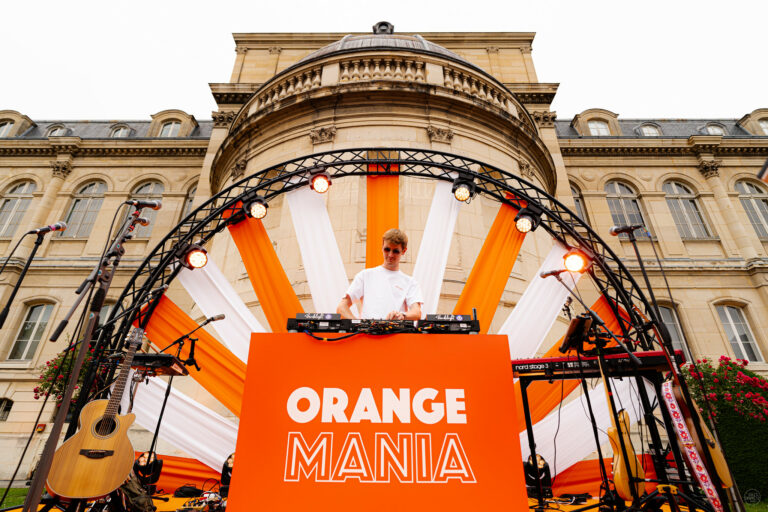 Scenographie et DJ Charles B Summer party orange mania Musee de la Ceramique soiree immersive entreprise agence evenementiel Paris WATO