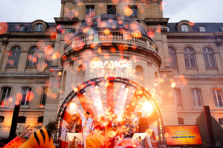 Scenographie et branding Summer party orange mania Musee de la Ceramique soiree immersive entreprise agence evenementiel Paris WATO