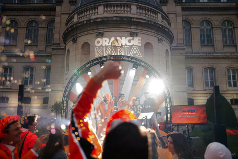 Scenographie et branding nuit Summer party orange mania Musee de la Ceramique soiree immersive entreprise agence evenementiel Paris WATO