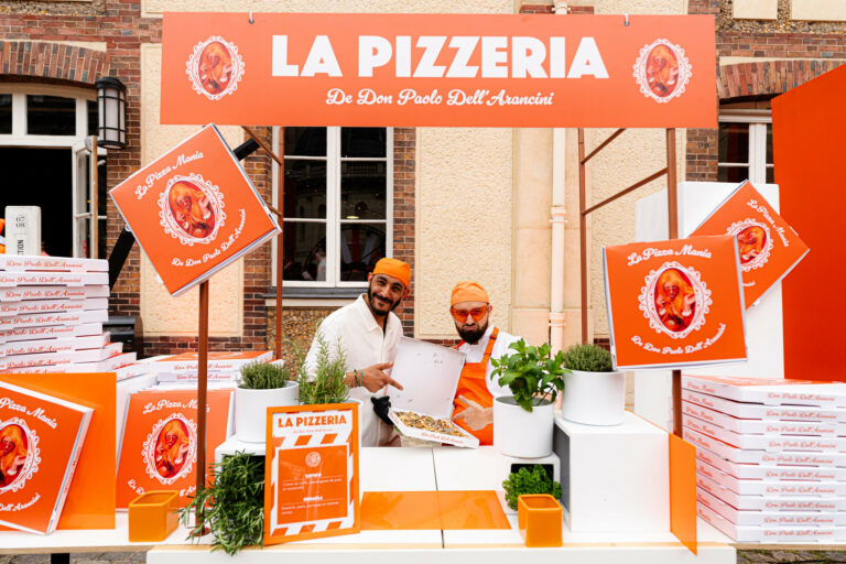 Scenographie et branding pizzeria Summer party orange mania Musee de la Ceramique soiree immersive entreprise agence evenementiel Paris WATO