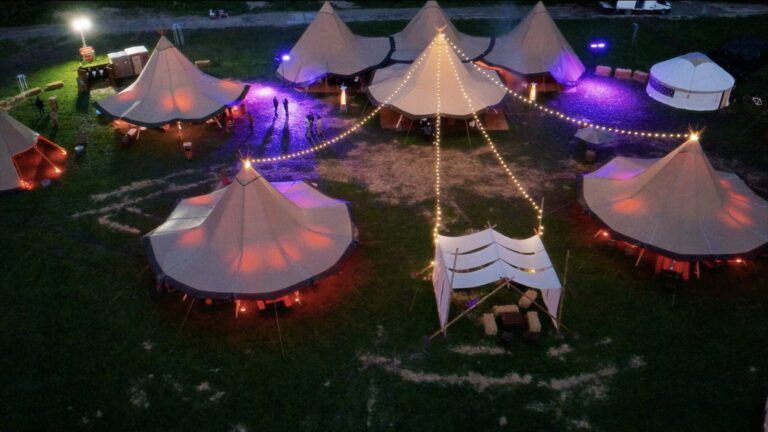 TIPIS GEANTS SOIR OPENCLASSROOMS CLASSE VERTE CAMP SCOUT EVENEMENTIEL AGENCE WATO PARIS