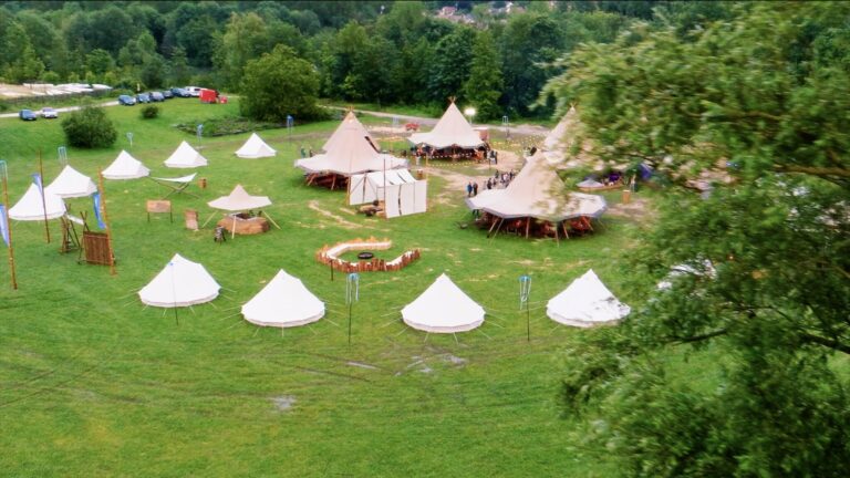 VUE DRONE LARGE TIPIS GEANTS OPENCLASSROOMS CLASSE VERTE CAMP SCOUT EVENEMENTIEL AGENCE WATO PARIS