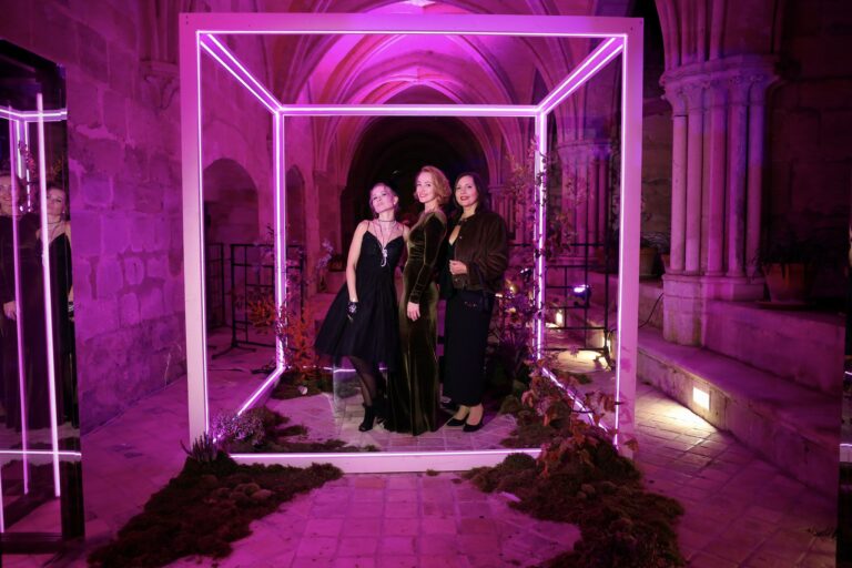 cube lumineux photocall Gala de charite abbaye de royaumont the vine global impact mosaic agence evenementielle luxe glamour Agence WATO