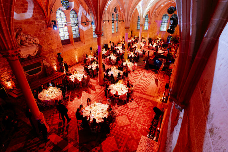 diner sompteux elegant Gala de charite abbaye de royaumont the vine global impact mosaic agence evenementielle luxe glamour Agence WATO