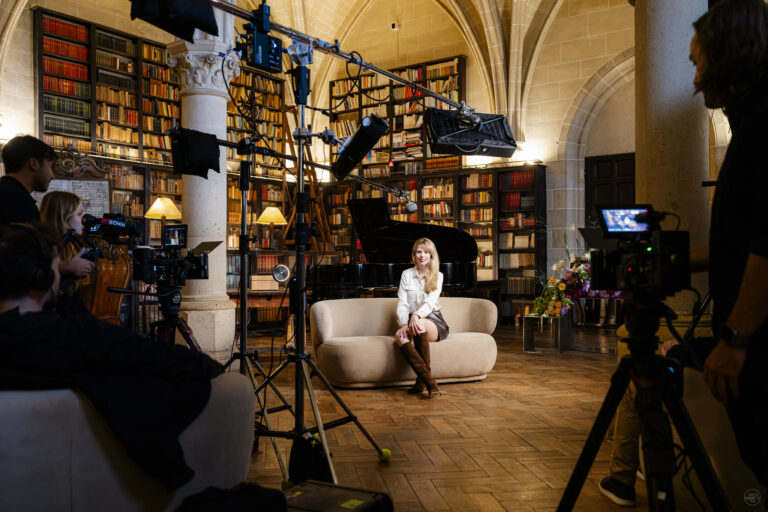 interview set up Gala de charite abbaye de royaumont the vine global impact mosaic agence evenementielle luxe glamour Agence WATO