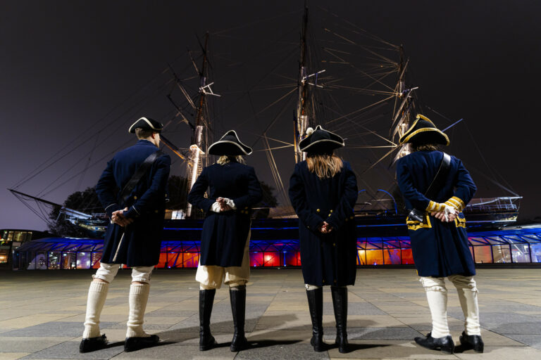 4 marins de dos devant le cutty sark theatre immersif cutty sark corporate event in london agence WATO theme marin voyage prive evenementiel international