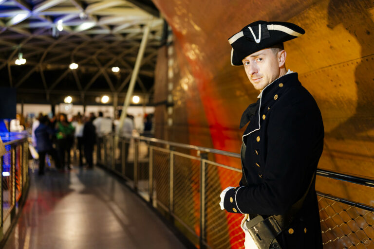 gregoire desrousseaux acteur costume en marin theatre immersif cutty sark corporate event in london agence WATO theme marin voyage prive evenementiel international