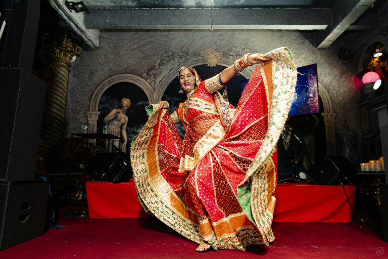 danseuse fakir indienne soiree theme indien les frigos de paris voyage prive agence wato evenementiel