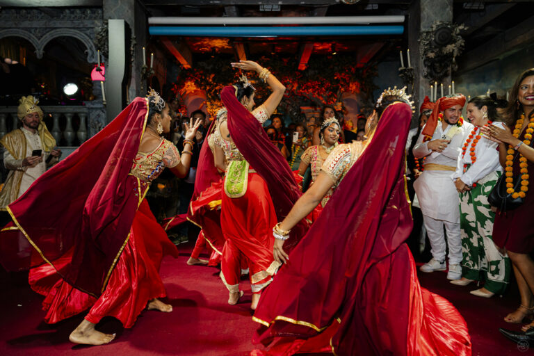 danseuses bollywood happening soiree theme indien les frigos de paris voyage prive agence wato evenementiel