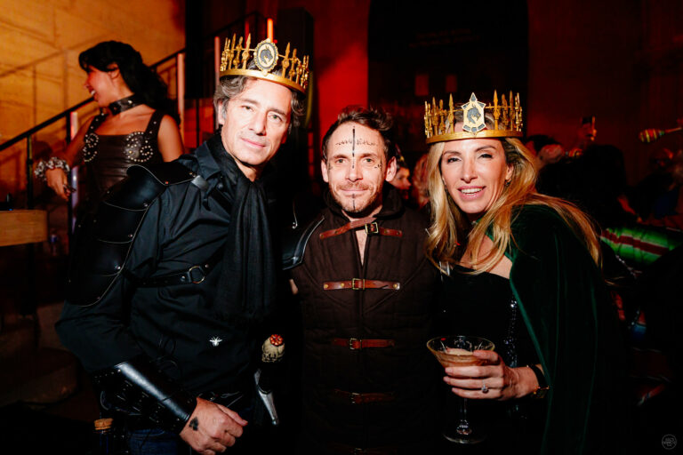 invites costumes couronne Soiree immersive theme moyen age games of thrones conciergerie de paris agence evenementiel wato