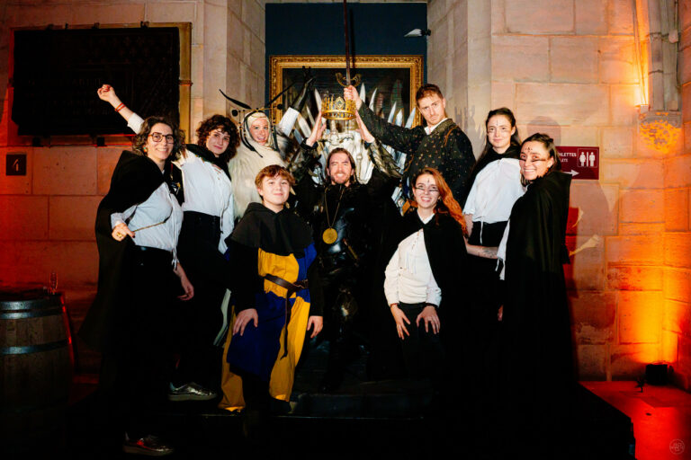 photo de groupe foulques jubert hyomi legendre gregoire desrousseaux Soiree immersive theme moyen age games of thrones conciergerie de paris agence evenementiel wato