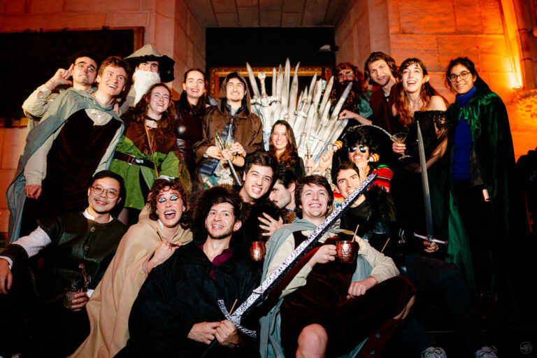 photo de groupe invites trone de fer Soiree immersive theme moyen age games of thrones conciergerie de paris agence evenementiel wato