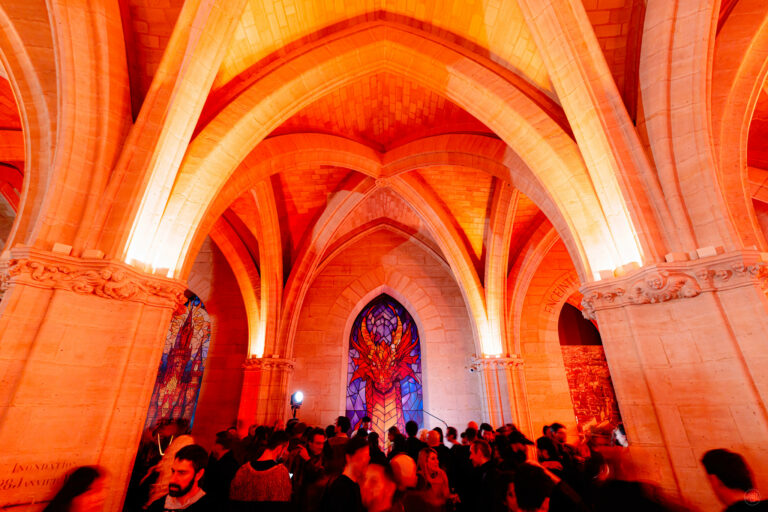 scenographie dragon vitraux salle des gardes Soiree immersive theme moyen age games of thrones conciergerie de paris agence evenementiel wato